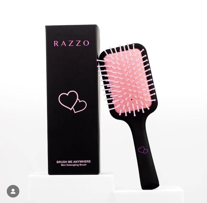 RAZZO BRUSH ME ANYWHERE رازو فرشاة للشعر 